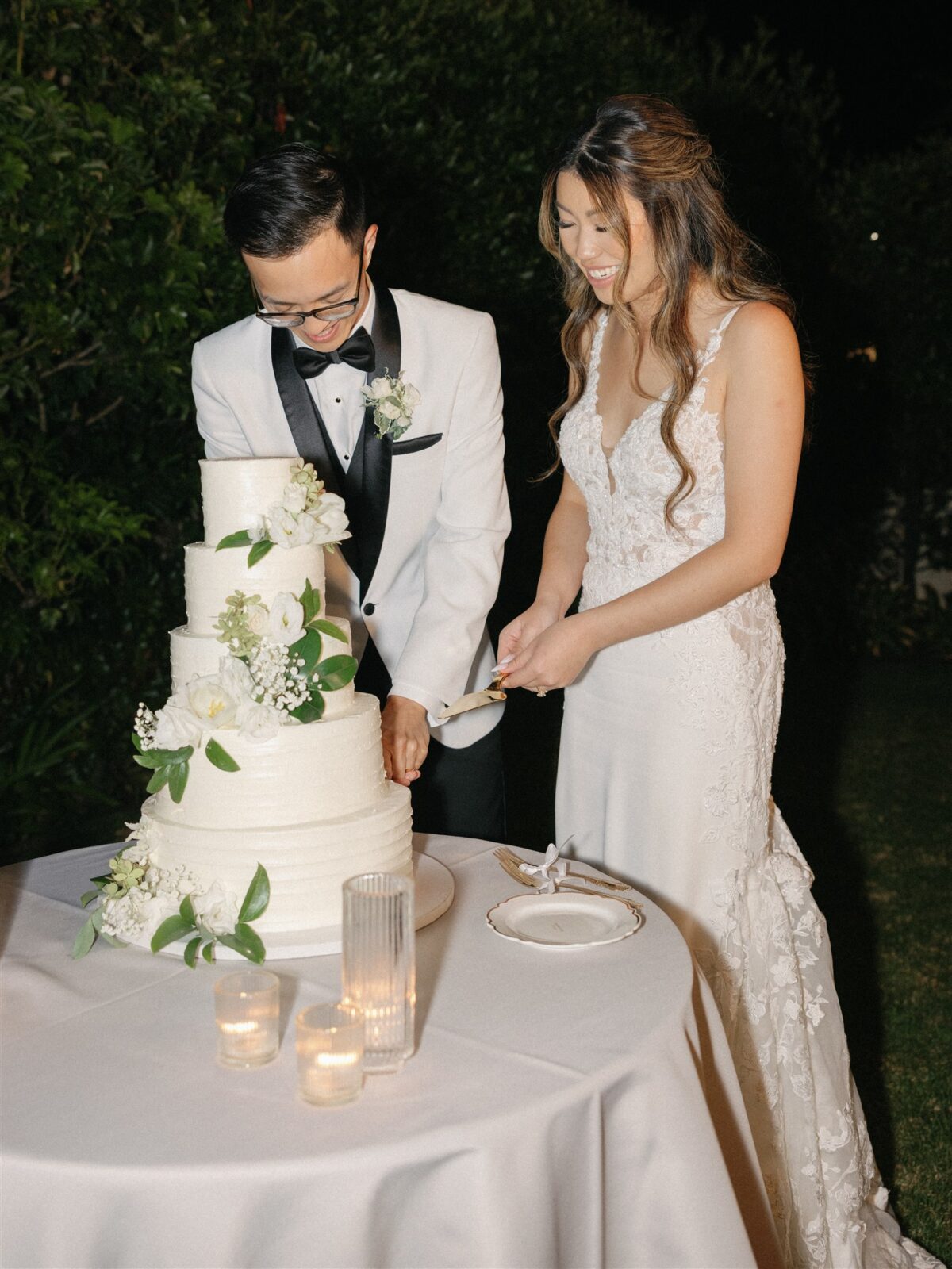 bride and groom cake cutting at the La Jolla Women's Club