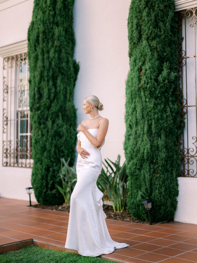 Bride posing outside of the Darlington House