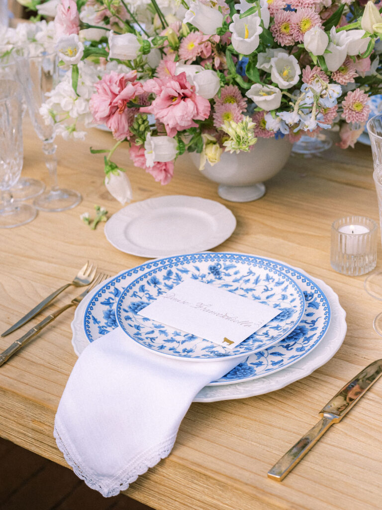 Blue patterned plates with a handwritten note at a wedding at the Darlington House