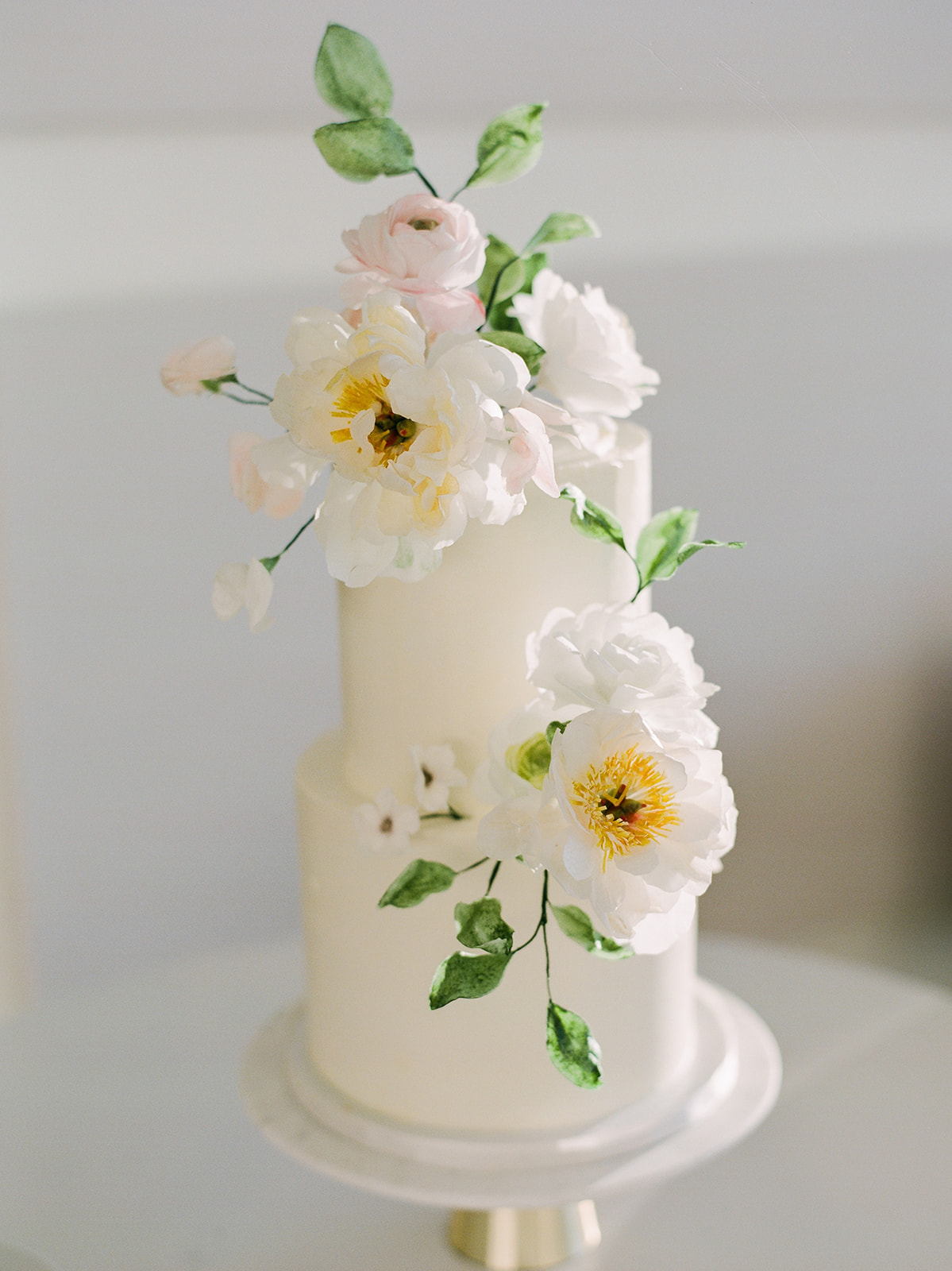 Simple and modern wedding cake with white flowers